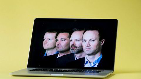 De fire forvalterne overlater til computeren å velge aksjer. Fra venstre: Henrik Wold Nilsen, Andreas Poole, Lars Qvigstad Sørensen og Bård Bringedal. Fotografiet er inspirert av Kraftwerks albumcover på «Computer world» fra 1981.