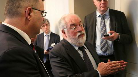 EUs klimakommissær Miguel Arias Cañete sammen med olje- og energiminister Kjell-Børge Freiberg (Frp) i Brussel. Torsdag er de to vertskap for en internasjonal CCS-konferanse i Oslo