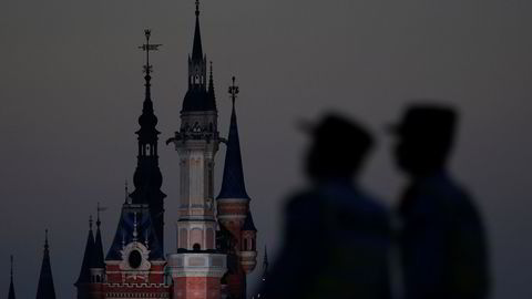 Politimenn vokter inngangen til Disney Town i Shanghai Disney Resort under den tre dager lange åpningen av fornøyelsesparken denne uken. Foto: REUTERS/Aly Song/NTB Scanpix