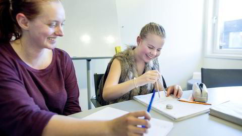 Kaja Gran Dagslett får ekstraundervisning av kjemistudent Johanne Kessel to timer hver onsdag. – I skolen er det 45 minutter og så over til neste fag. Vi får ikke gått gjennom faget grundig nok, mener Gran Dagslett. Foto: