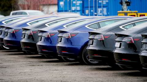 Diverse Tesla-modeller ved utleveringssenteret på Lillestrøm. Merket trekker opp salget av elbiler. Foto: Fredrik Hagen / NTB scanpix