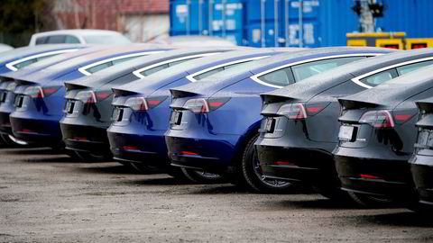 Diverse Tesla-modeller ved utleveringssenteret på Lillestrøm. Merket trekker opp salget av elbiler. Foto: Fredrik Hagen / NTB scanpix