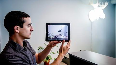 Kreativ leder Rudi Wulf i Northern Lightning viser hvordan mye av fremtidens shopping kan bli seende ut hvis «augmented reality»-teknologi får et et gjen­­nombrudd. Foto: Gorm K. Gaare