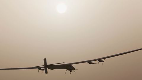 LYKKES. Solar Impulse 2, flyet som drives kun av solenergi, har gjennomført første etappe av en flyreise jorden rundt. Foto: Reuters / NTB scanpix