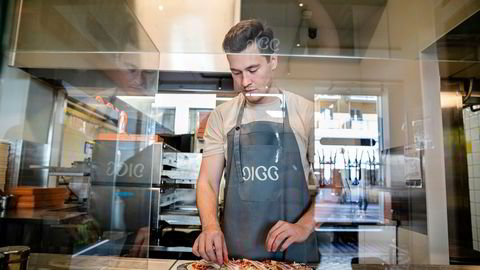 Gaute Ervik Bakke er daglig leder og deleier i den nye pizzakjeden Digg, siste fremstøt fra «gründerfabrikken» Askeladden &amp; Co. Her er lager han en av sine favorittpizzaer «Spicy bacon» i selskapets nystartede restaurant på Grünerløkka i Oslo.