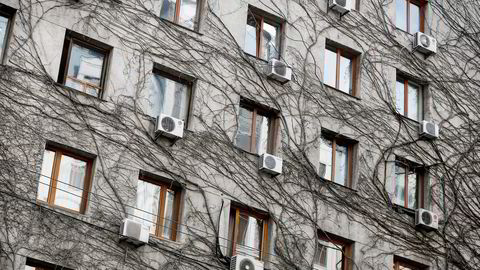 Kjølegasser i klimaanlegg som kjøler ned blant annet biler og hus, bidar til å varme opp kloden. Denne uken forhandles det om å gjøre noe med saken. Foto: Gleb Garanich/Reuters/NTB Scanpix