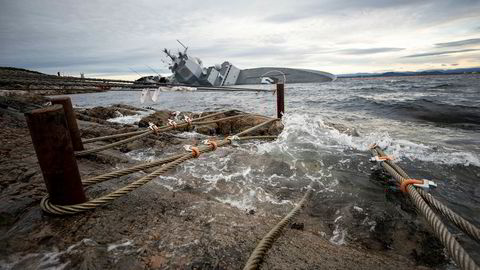 Øygarden 20181110. Det arbeides med å sikre KNM Helge Ingstad til land med vaiere. Foto: Jakob Østheim / Forsvaret / NTB scanpix