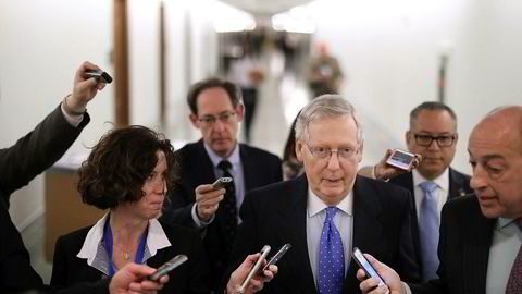 Senatets flertallsleder, republikanernes Mitch McConnell, forlater en pressekonferanse om skattereformen i Kongressen i Washington D.C. torsdag. Fredag vil han forsøke å få til en avstemning om reformen.