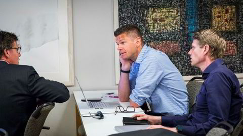 – Jeg landet på bena i fjor og gjorde det så vidt bedre enn markedet, men det er jo ikke noe å skryte av når man har et mål om 20 prosent årlig avkastning, sier den tidligere analytikerstjernen Aasulv Tveitereid (i midten). Her sammen med venn og investorkollega Ole Petter Kjerkreit (til høyre) under en TGS-presentasjon i fjor.