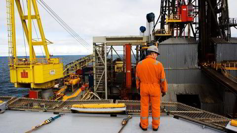 En oljearbeider om bord på leteriggen «Ocean Vanguard» som eies av Diamond Offshore. Illustrasjonsfoto: Eivind Senneset