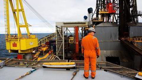 En oljearbeider om bord på leteriggen «Ocean Vanguard» som eies av Diamond Offshore. Illustrasjonsfoto: Eivind Senneset