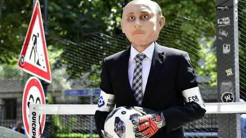 En demonstrant fra organisasjonen Reportere uten grenser har på seg en Vladimir Putin-maske foran den russiske ambassaden i Tyskland. Torsdag starter fotball-VM i Moskva.