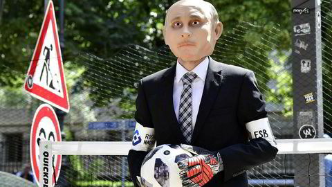 En demonstrant fra organisasjonen Reportere uten grenser har på seg en Vladimir Putin-maske foran den russiske ambassaden i Tyskland. Torsdag starter fotball-VM i Moskva.