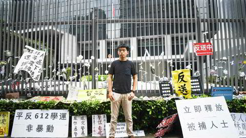 En kamplysten Joshua Wong (22) fra Hongkong vil ikke innta en ny lederrolle i de nye massedemonstrasjonene, men har fortsatt et stort publikum. Her utenfor regjeringskvartalet i Hongkong.