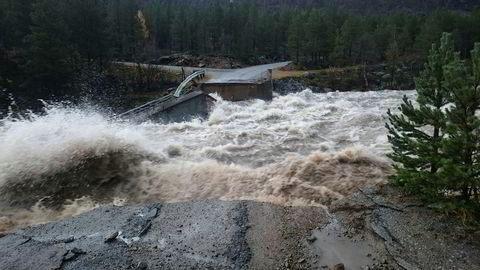 Dyringsbrua ved Liavassosen i Skjåk forsvant på sekunder av de store vannmassene søndag Store mengder regn og vann fra snø- og bresmelting de siste døgnene har ført til at en rekke elver og bekker har gått over sine bredder i Nord-Gudbrandsdalen.