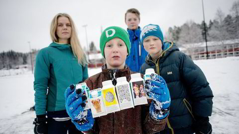 Hilde Valbjørn Hagelin er kritisk til hvordan Tine bruker skolemelkordningen til å rekruttere melkedrikkere. Her er hun sammen med stebarna Erling (7), Johannes (13) og Sigurd (10) som går på Harestua skole