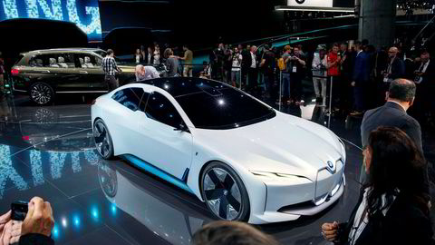 BMW i Vision Dynamics viser neste modell i BMWs i-serie. Bak den står X7.