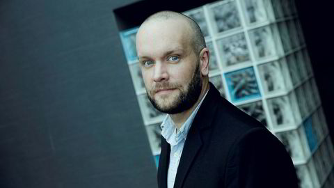 Finansiell rådgiver Kim Famzén (32) jobber hos Jernbanepersonalets bank og forsikring. Nå kan han miste tittelen sin.
