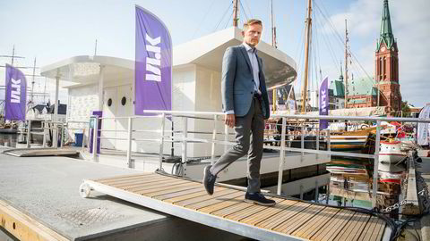 Mediepolitisk talsperson i Høyre, Tage Pettersen, går av NRK-flåten som ligger i pollen i Arendal under Arendalsuka.
