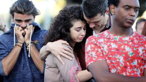 Mennesker samlet seg fredag kveld i Nice for å minnes ofrene etter dagens gårsdagens terrorhandling. Foto: Valery Hache/AFP/NTB Scanpix