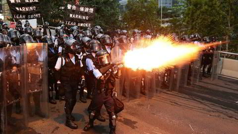Over en million mennesker har demonstrert i Hongkongs gater siden helgen. Politiet svarte med å sende tåregass mot demonstrantene.