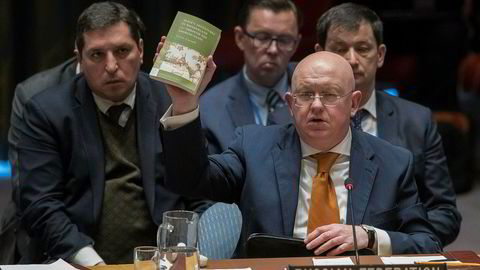 Russlands FN-ambassadør Vasilij Nebenzja holder opp et eksemplar av boken Alice i eventyrland mens han snakker i FNs sikkerhetsråd torsdag.