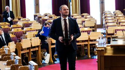 Samferdselsminister Jon Georg Dale skal fremme forslag om endringer i postloven som kan gi færre dager med postombæring. Det skaper uro i mange aviser som er avhengig av Posten for distribusjon.