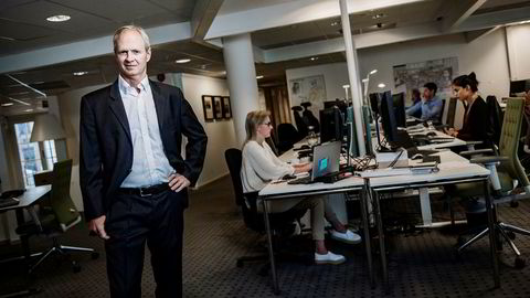 På Aker Brygge i Oslo jobber analysesjef Per Magnus Nysveen (foran) i Rystad Energy og kollegene med å analysere oljemarkedet. Nå vil de starte med selskapsanalyse, i konkurranse med meglerhusene i nabolaget.