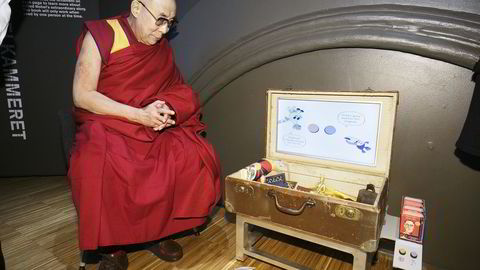 OMSTRIDT. Dalai Lama under besøket på Nobels Fredssenter.  Foto: Heiko Junge,