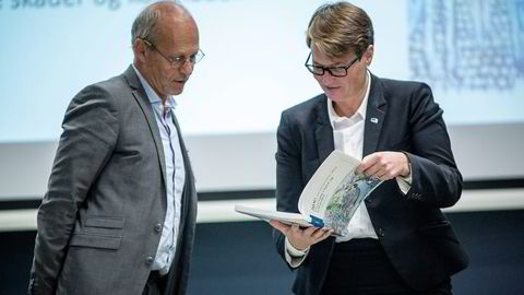 Klima- og miljøminister Tine Sundtoft fikk onsdag overrakt en offentlig utredning om overvann 
                  i byer og tettsteder av utvalgsleder Helge Skaaraas. Foto: Gunnar Blöndal