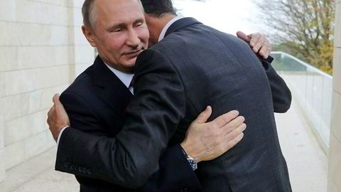 Russlands president Vladimir Putin, omfavner Syrias president Bashar al-Assad i Svartehavsbyen Sotsji mandag.