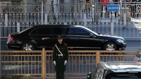 En bil som er antatt å frakte Nord-Koreas leder Kim Jong Un forlater en jernbanestasjon i en konvoi i Beijing tirsdag.