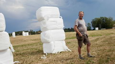 Vanligvis skulle gresset ha strukket seg på marka til Per Jostein Rustad, mens det nå bare er noen brune tuster. Fôrbonden fra Rakkestad er i ferd med å tømme sitt eget lager og setter nå sin lit til import.