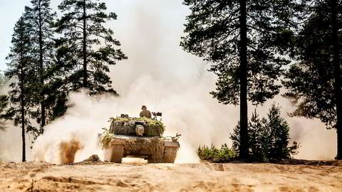 Leopard 2A4 stridsvogn kjører i Rødsmoen øvingsfelt ved Rena.