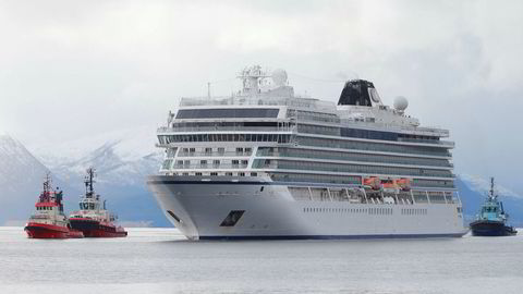 En rekke rederier har bestilt luksuscruiseskip for over 100 milliarder kroner. Blant dem er Torstein Hagens Viking Cruises, her med Viking Sky som ankommer Molde etter problemene som oppsto ved Hustadvika.