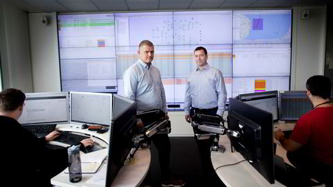 Cato Lammenes og Anders Tysdal er begge i ledelsen av fiberselskapet Tampnet. Her står de inne på kontrollrommet omgitt av systemingeniørene Daniel Eide til venstre og Thomas Valbuena til høyre.