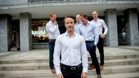 Henrik Krefting (midten til høyre) må gå fra Runar Vatnes (foran) investeringsselskap etter svake resultater. Fra venstre i bakgrunnen er Tor Vegar Vatne, Jens Borge Andersen og Helge Rognerud.