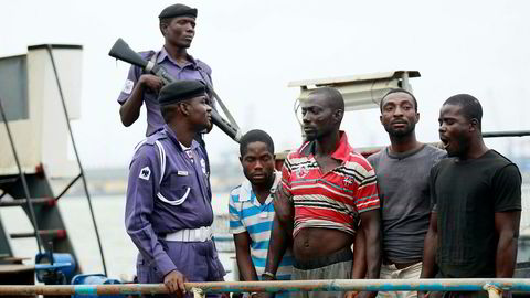 Pirater har igjen slått til utenfor kysten av Nigeria. Bildet viser mistenkte pirater som ble arrestert i Nigeria i 2013.