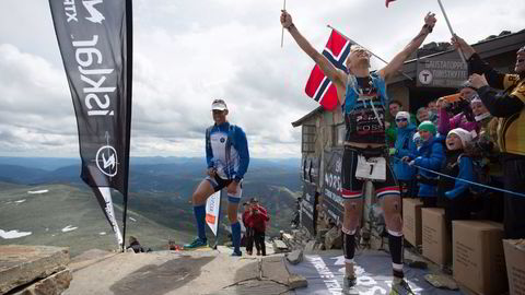 En lykkelig Allan Hovda idet han går i mål på toppen. Foto: Dag Oliver/NXTRI