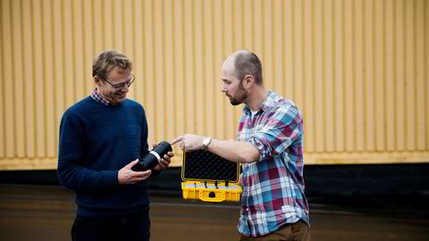Bitte små sensorer som kan plasseres inne i levende fisk er blitt millionbutikk for selskapet Thelma Biotel. Per Gunnar Kjeldsberg (til venstre), NTNU-professor og kaffearving i Kjeldsberg, er største eier, mens Erik Høy er daglig leder i gasellebedriften.