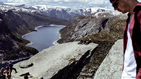 Topp. Jack Fioretti fra New York ser ned på køen for å komme ut på Trolltunga. Ifjor sto folk i kø i opptil halvannen time på det meste.