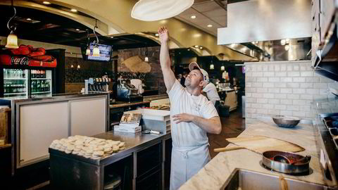 Edgar Reyes baker 200 pizzaer om dagen hos Gino’s, men det er ikke nok. Den populære restauranten i Queens må utvide staben for å dekke etterspørselen. 
                  Foto: Johannes Worsøe Berg