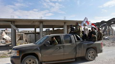 Syriske regjeringsvennlige styrker patruljerer i  Aleppos Sheikh Saeed-bydel mandag etter å ha slått ut opprørerne i området.