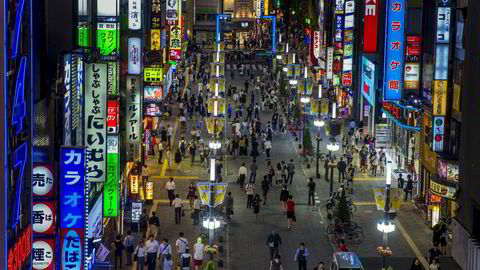 Japan klarer ikke å få fart på veksten. Nå spekuleres det på om såkalte helikopterpenger kan bli det neste utspillet, det vil i praksis si at befolkningen får «nytrykte penger rett i lomma». Foto: Thomas Peter/Reuters/NTB scanpix