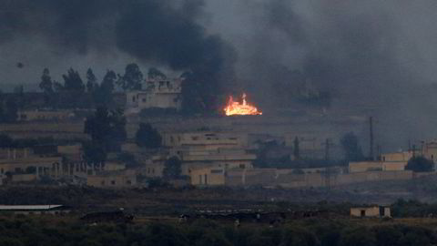 Røyk og ild fra kamper mellom regimevennlige styrker og opprørere i Sør-Syria onsdag, fotografert fra de israelskokkuperte Golanhøydene.