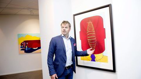 Rolf Stavnem ved galleri Fineart på Tjuvholmen viser frem en håndkolorert versjon av Pushwagners «Selvportrett» som nå er solgt for 450.000 kroner. For ett år siden kostet det samme bildet 250.000 kroner. Foto: Elin Høyland