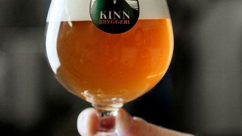 Nå kan avgiftene på øl fra småbryggerier bli lavere. Her et glass øl fra Kinn bryggeri i Florø.