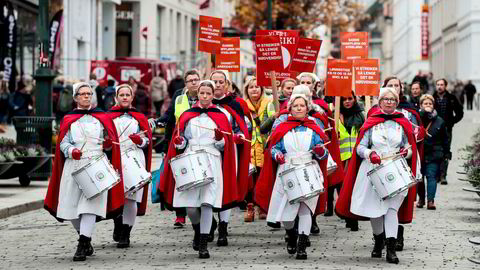 Streikende sykepleiere demonstrerer utenfor Stortinget i Oslo 7. november.