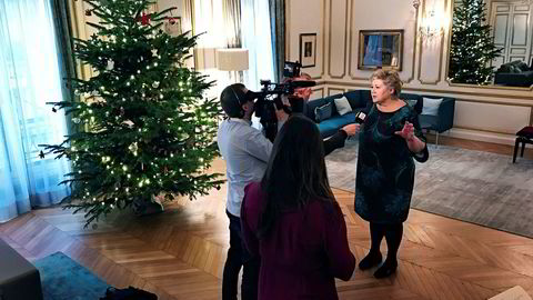 Statsminister Erna Solberg møtte journalister i Norges ambassade før hun dro på klimamøtet til president Emmanuel Macron for å markere toårsdagen for Parisavtalen og lansere et nytt klimainitiativ der Oljefondet er med.