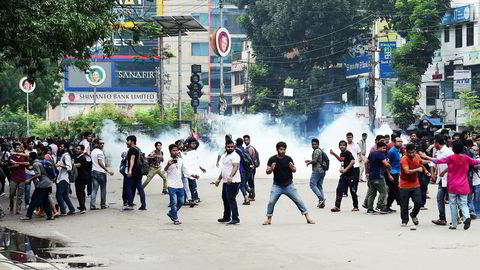 Studenter er møtt med tåregass, kjepper og kniver fra politi og gjenger i forbindelse med at de har demonstrert for bedre trafikksikkerhet i Bangladesh.